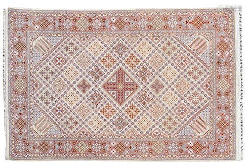 172 x 107cm Geometric Isfahan rug