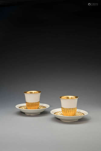 A very rare pair of early Meissen beakers and saucers, circa 1715-20