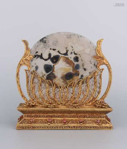 Agate Disk On Gold Flower Frame