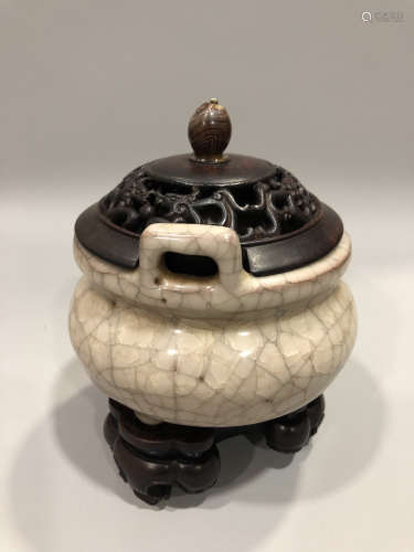 A Chinese Porcelain Incense Burner with Cover