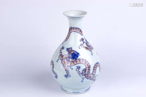 A Chinese Blue and White Porcelain Vase