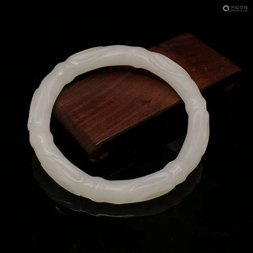 A Chinese Carved Jade Bracelet