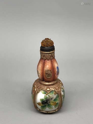 A Chinese Famille-Rose Porcelain Snuff Bottle