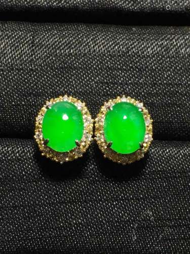 A PAIR OF GREEN JADEITE CARVED CIRCLE EARRINGS