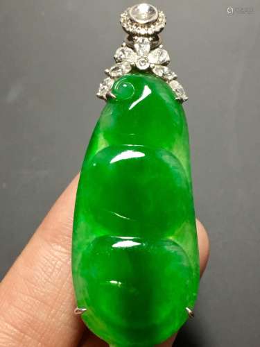 A GREEN JADEITE CARVED BEAN PENDANT