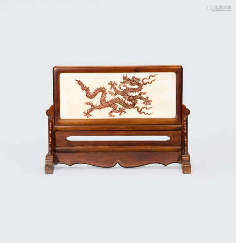 An underglaze copper red-decorated dragon plaque mounted as table screen  Late Qing/Republic period