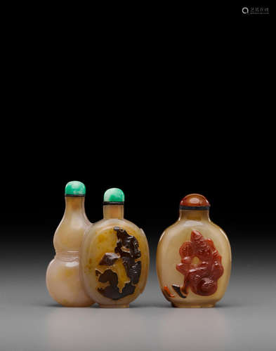 Two carved cameo agate snuff bottles  19th/20th century