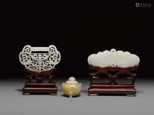 A group of three small jade carvings   late 19th/early 20th century