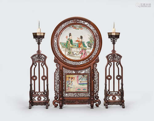 A hardwood table screen mounted with famille rose enameled figural plaques  19th century