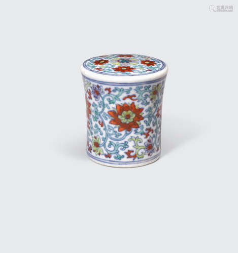 A doucai enameled porcelain scroll end, zhoutou  Late 18th/early 19th century