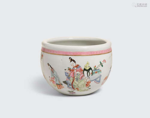 A small famille rose enameled circular planter  Chu xiu gong zhi mark, late Qing/Republic period