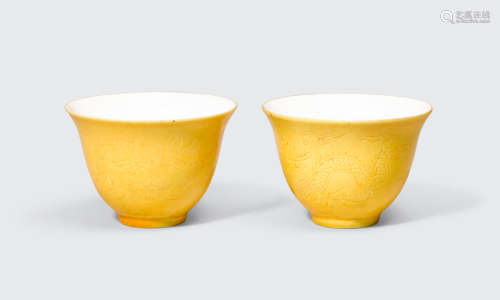 A pair of yellow glazed dragon cups  Chenghua marks