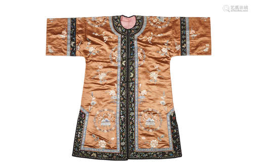 A woman's embroidered silk robe   Late Qing dynasty