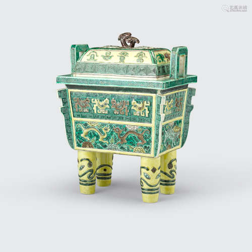 A famille verte archaistic lidded incense burner  Late Qing/Republic period