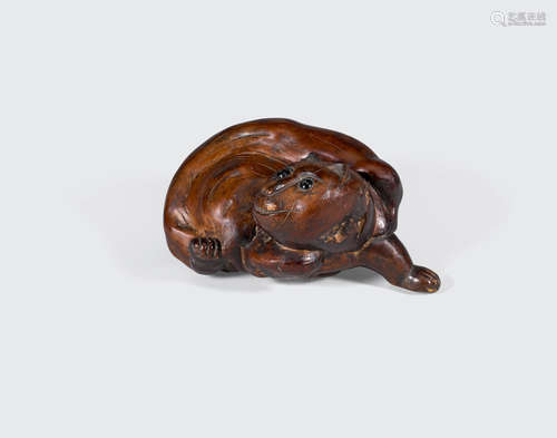 A hongmu burl carving of cat