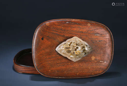 清 红木嵌元代海棠形葡萄纹玛瑙砚盒