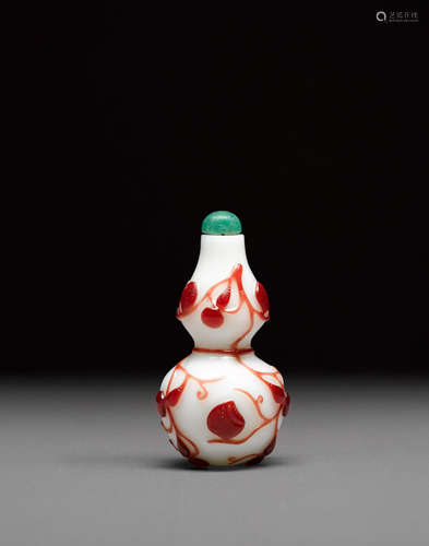 18th/19th century A red overlay white glass 'double-gourd' snuff bottle