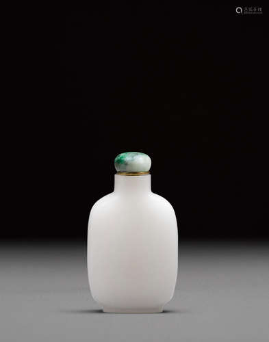 19th century A white jade snuff bottle