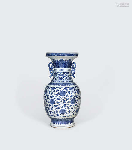 18th/19th century A fine and large blue and white archaistic vase