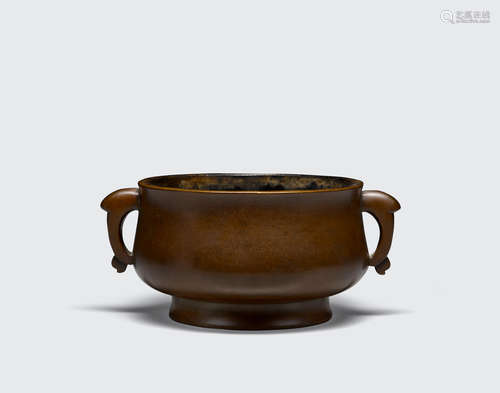 Xuande mark, 17th/18th century A cast bronze bombé incense censer