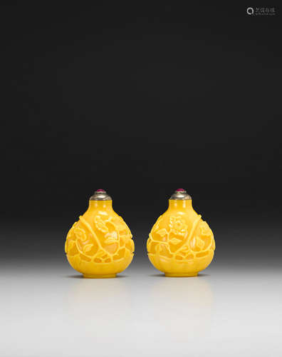 19th century A YELLOW GLASS 'FLOWER BASKET' SNUFF BOTTLE