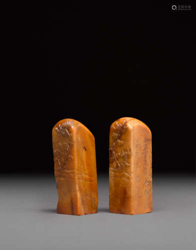 carved by Feng Kanghou (1901-1983) A pair of seals
