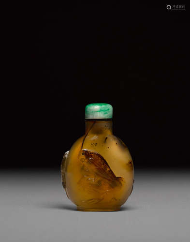 18th/19th century A carved chalcedony snuff bottle