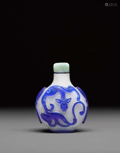 Late 18th/early 19th century A blue overlay camphor glass snuff bottle