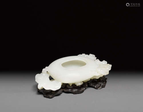 18th century A fine white jade brush washer, bixi