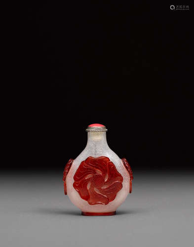 Late 18th/early 19th century A red overlaid glass 'mallow flower' snuff bottle