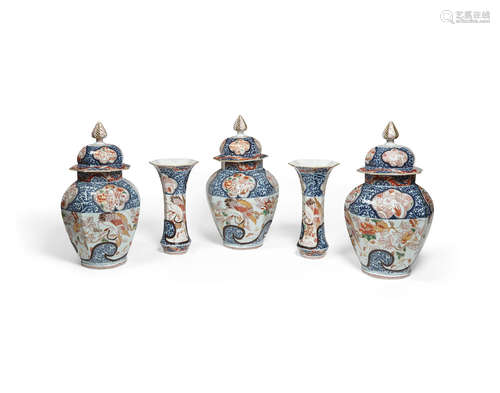 20th century An Imari style porcelain five piece garniture