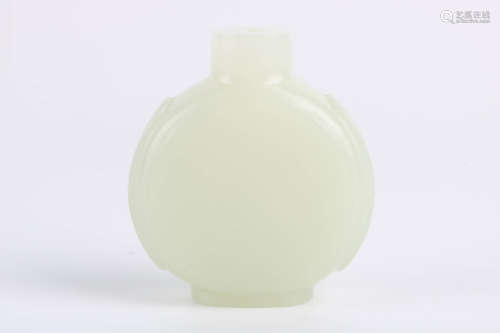  A Chinese Carved Jade Snuff Bottle