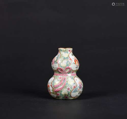 A Chinese Famille-Rose Porcelain Double Gourd Vase