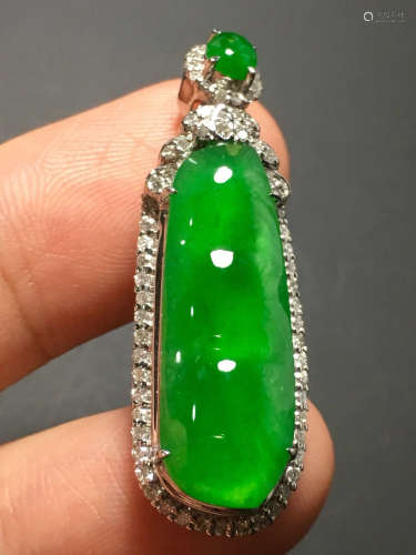 A GREEN JADEITE CARVED BEAN SHAPE PENDANT