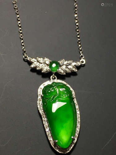 A GREEN JADEITE CARVED MELON NECKLACE