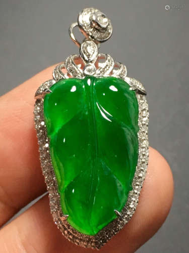 A GREEN JADEITE CARVED  LEAF PENDANT