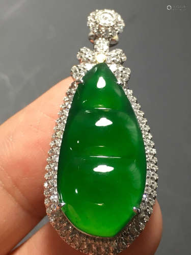 A GREEN JADEITE CARVED BEAN SHAPE PENDANT