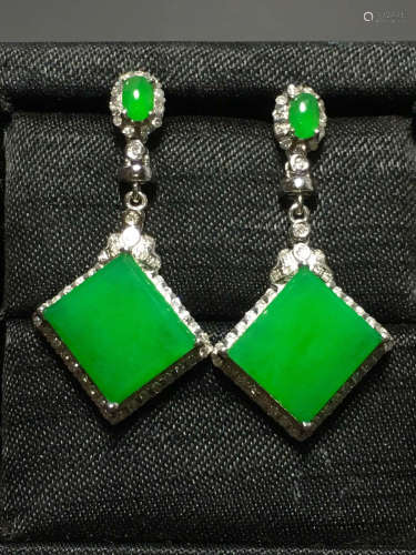 A GREEN JADEITE CARVED SQUARE EARRING