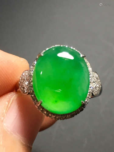 A GREEN JADEITE CARVED CIRCLE SHAPE RING