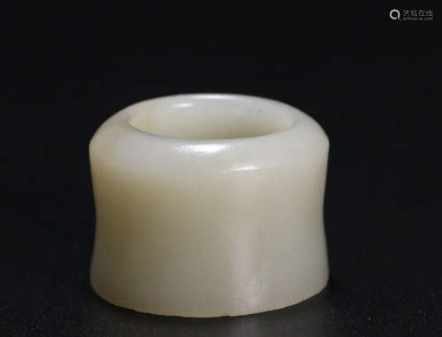 A HETIAN JADE RING DIRDLING STYLE