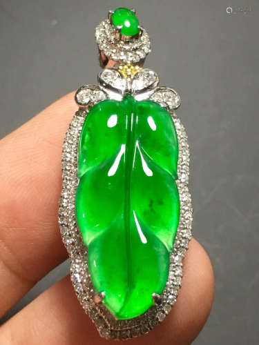 A GREEN JADEITE CARVED  LEAF PENDANT