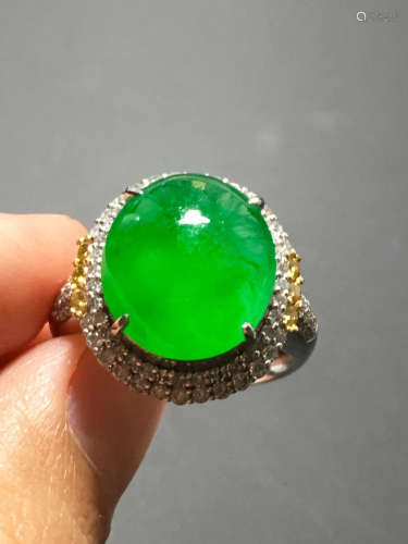 A GREEN JADEITE CARVED CIRCLE SHAPE RING