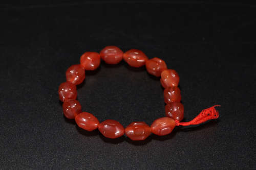 A RED AGATE PRISMATIC SHAPED BEADS BRACELET