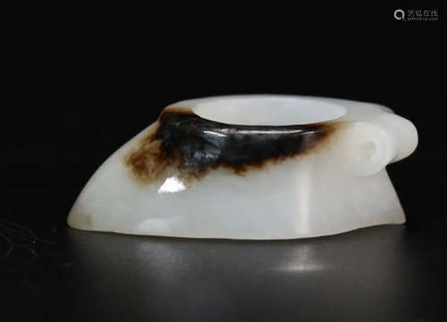 A HETIAN JADE RING WITH BLACK PATTERN