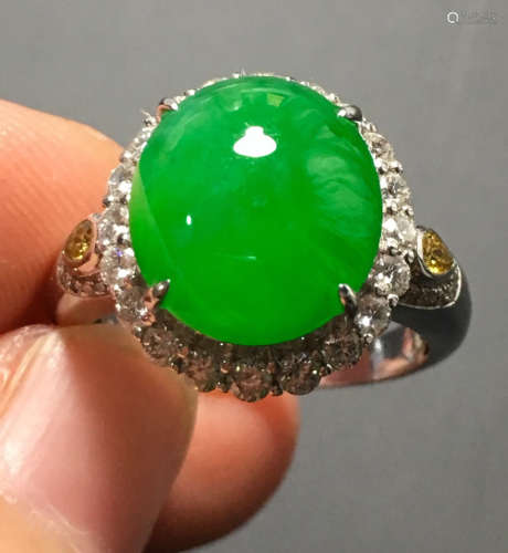 A GREEN JADEITE CARVED CIRCLE SHAPE RING