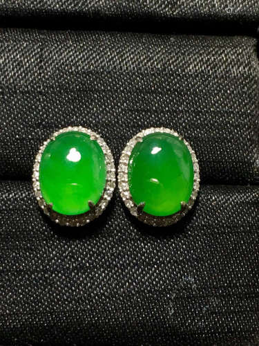 A GREEN JADEITE CARVED CIRCLE SHAPE EARRING