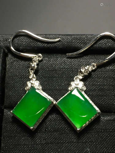 A PAIR OF GREEN JADEITE CARVED SQUARE EARRING
