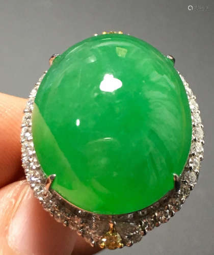 A GREEN JADEITE CARVED CIRCLE SHAPE TWO IN ONE  RING