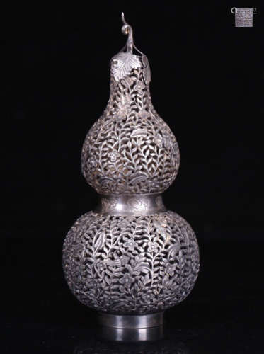 A SILVER FLOWER BUTTERFLY PATTERN CARVED GOURD SHAPED ORNAMENT