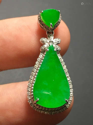 A GREEN JADEITE CARVED WATER DROP SHAPE PENDANT